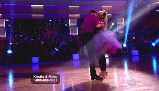 Kirstie Alley hôn nam vũ công Maksim Chmerkovskiy say đắm tại DWTS thứ 13, năm 2011. Ảnh: ABC.